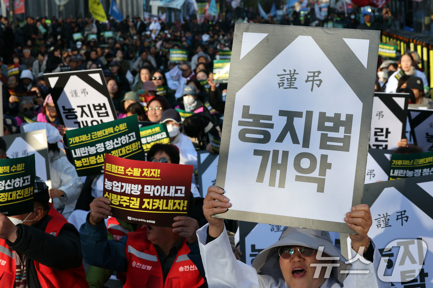 (서울=뉴스1) 황기선 기자 = 22일 오후 서울 숭례문 앞에서 열린 '2025 전국농민대회'에서 참가자들이 정부에 기후재난 근본대책 수립, 농정대전환 실현 등을 촉구하고 있다. …