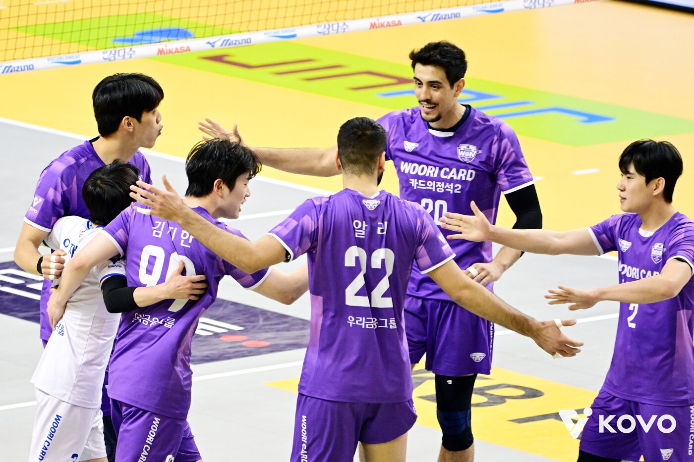 본문 이미지 - 2연승에 성공한 우리카드. &#40;KOVO 제공&#41;