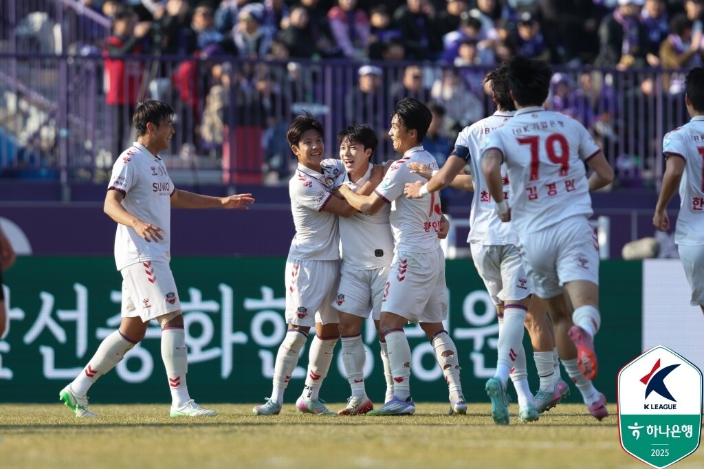 본문 이미지 -  수원FC가 안양을 꺾고 잔류 희망을 살렸다.&#40;한국프로축구연맹 제공&#41;