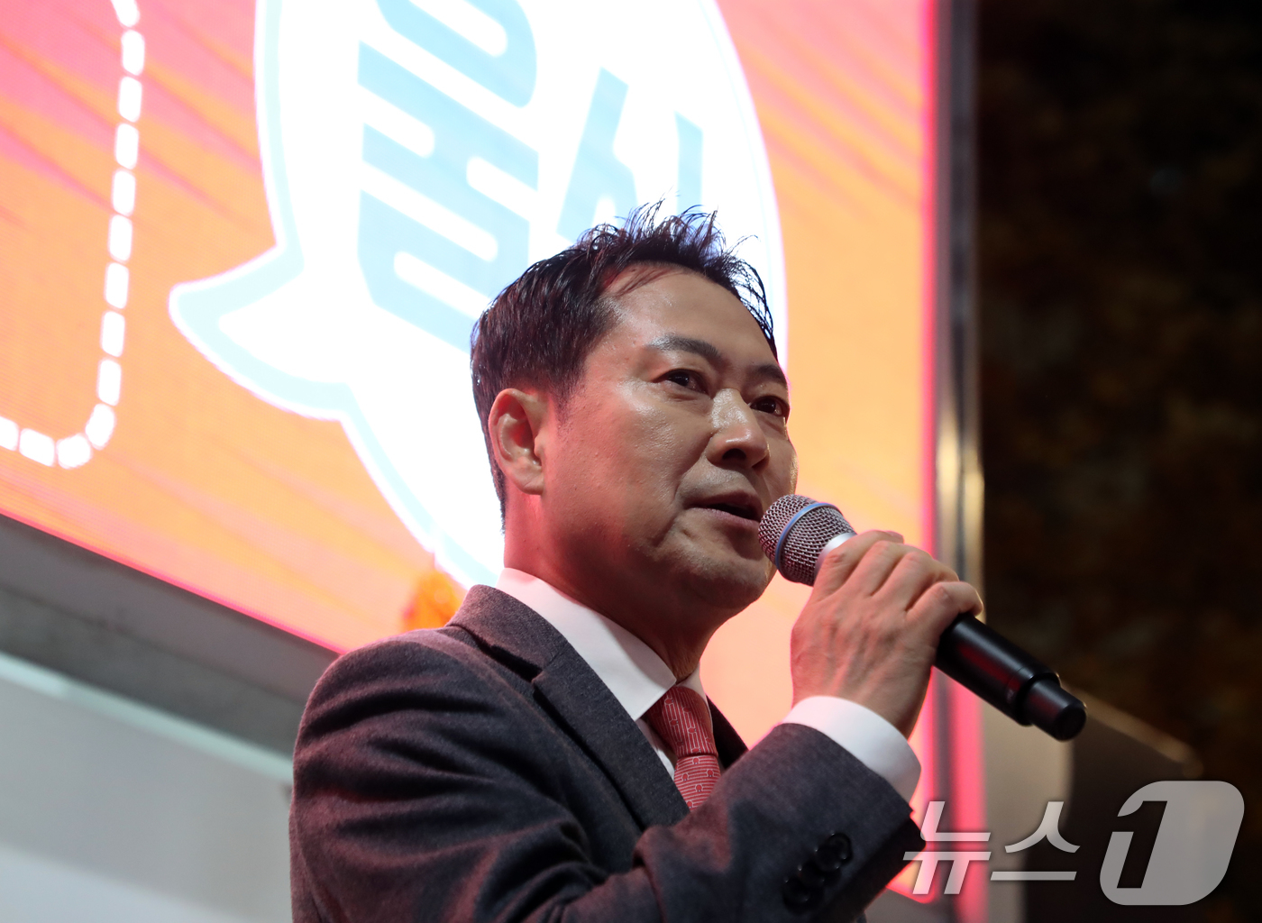 (울산=뉴스1) 조민주 기자 = 장동혁 국민의힘 대표가 22일 울산 중구 젊음의거리 일원에서 열린 '민생 회복·법치 수호 국민대회'에 참석해 발언하고 있다. 2025.11.22/뉴 …