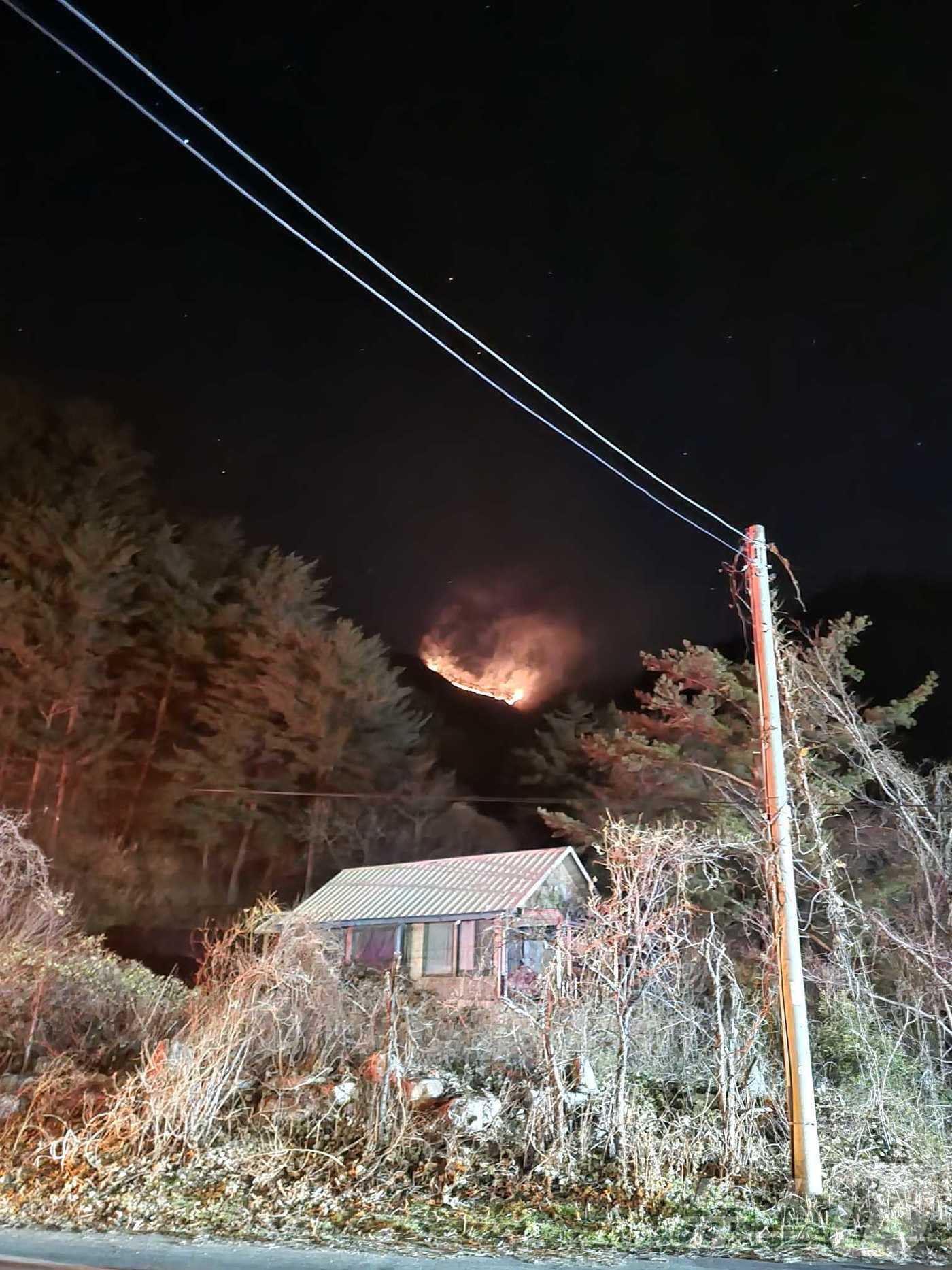본문 이미지 - 22일 오후 6시 16분쯤 강원 양양군 서면 서림리의 야산에서 불이 나 산림·소방당국이 진화 중이다. 사진은 산불 현장 모습. &#40;강원도소방본부 제공, 재판매 및 DB 금지&#41; 2025.11.22/뉴스1 ⓒ News1 윤왕근 기자