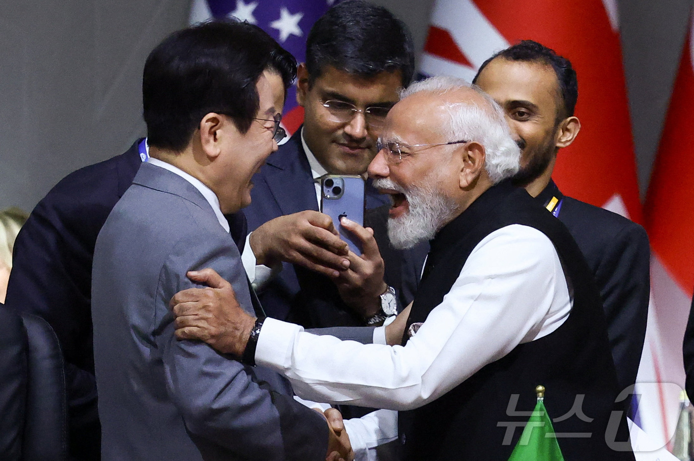 (로이터=뉴스1) = 이재명 대통령이 22일(현지시간) 남아프리카공화국 요하네스버그 엑스포 센터에서 열린 G20 정상회의에 참석해 나렌드라 모디 인도 총리와 인사를 나누고 있다.ⓒ …