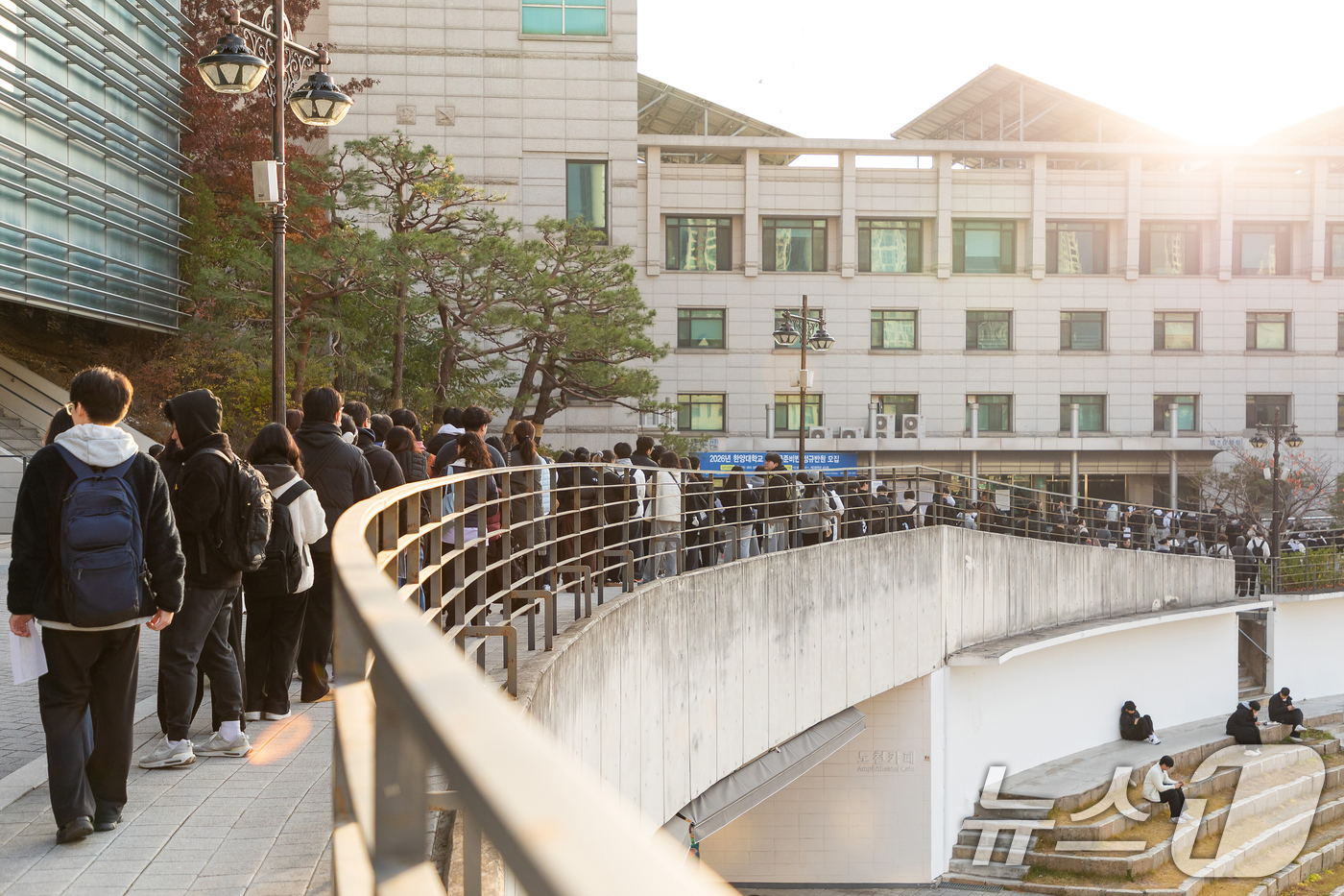 (서울=뉴스1) = 2026학년도 수시모집 논술고사에 응시하는 수험생들이 22일 오전 서울 성동구 한양대 서울캠퍼스에서 고사장으로 이동하고 있다. (한양대 제공. 재판매 및 DB …