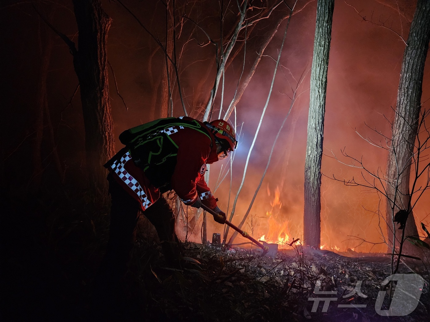 (양양=뉴스1) 윤왕근 기자 = 22일 강원 양양 서면 일대에서 발생한 산불 현장에서 진화대원이 야간 진화 작전을 펼치고 있다.이번 산불은 이날 오후 6시 16분쯤 서면 서림리의 …
