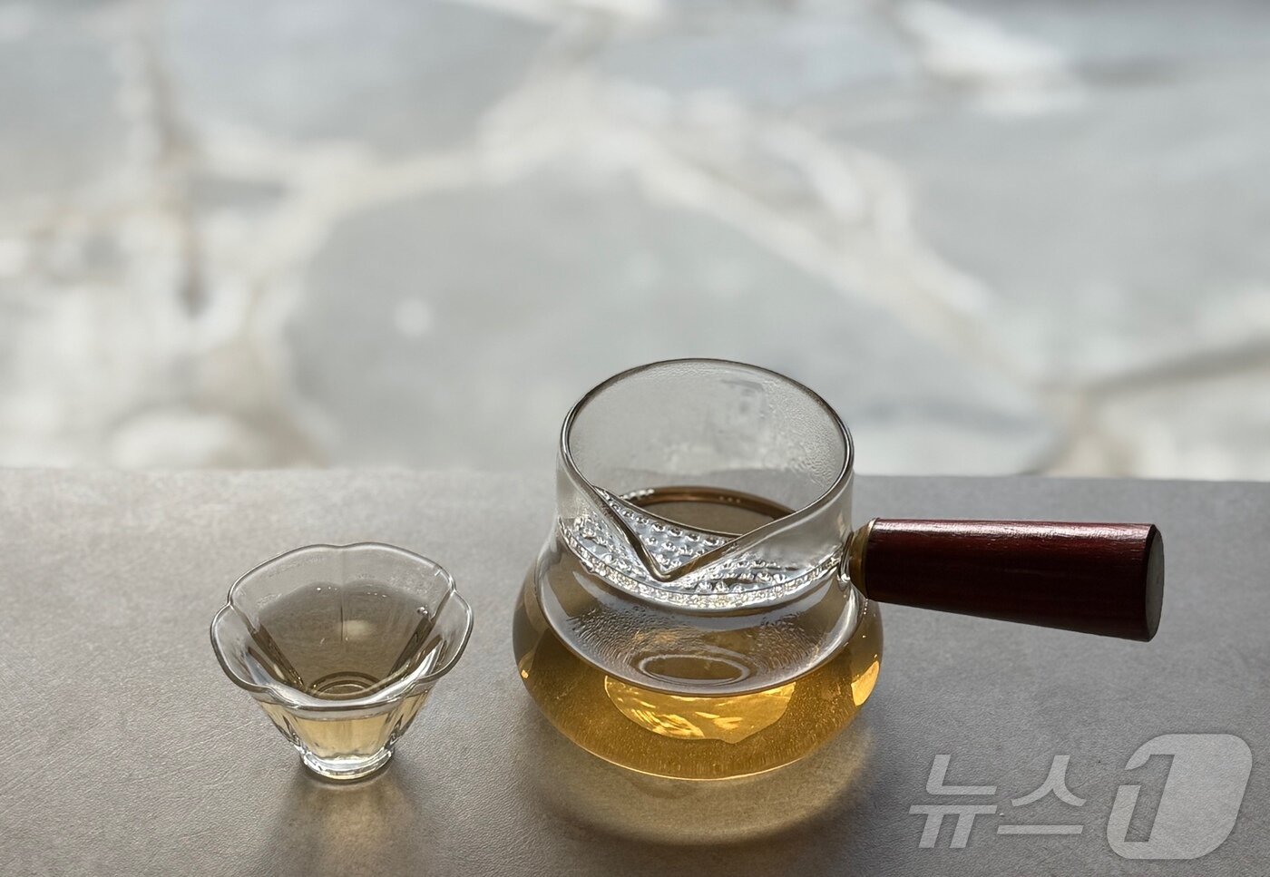 본문 이미지 - 족욕이 끝날 때 쯤 모과와 구기자를 섞은 차를 마신다.ⓒ News1 윤슬빈 관광전문기자