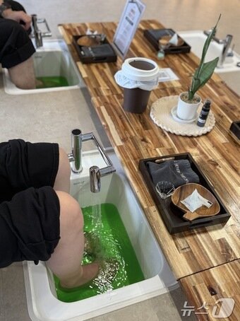 본문 이미지 - 솔잎향 소금을 풀어 혈액순환과 체온상승을 돕는 족욕 체험ⓒ News1 윤슬빈 관광전문기자