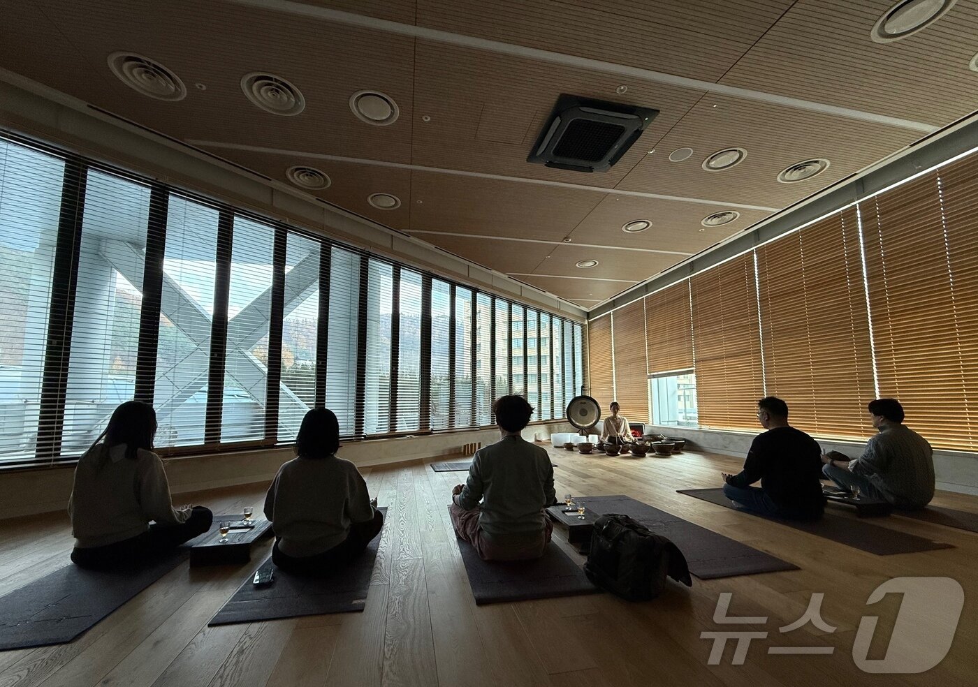 본문 이미지 - 실내 공간인 밸런스케어존에서 진행하는 위스키 명상ⓒ News1 윤슬빈 관광전문기자