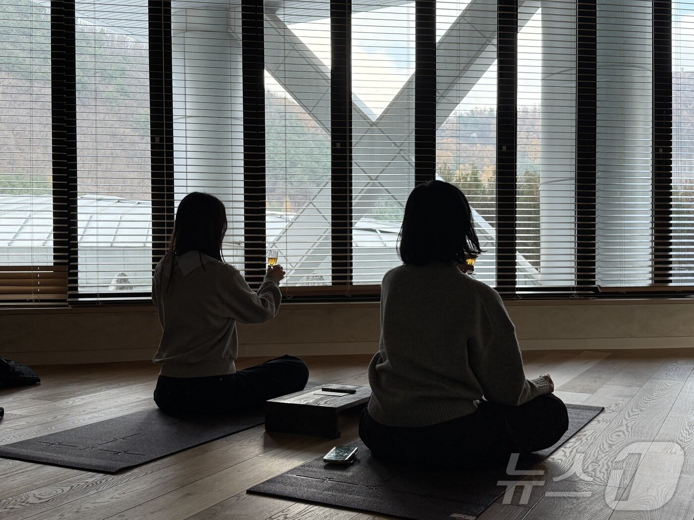 본문 이미지 - 위스키를 바라보는 체험객들의 모습ⓒ News1 윤슬빈 관광전문기자