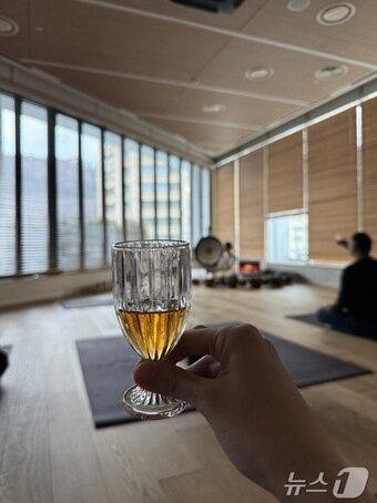 본문 이미지 - 유리잔에 세모금 정도의 위스키를 담아준다.ⓒ News1 윤슬빈 관광전문기자