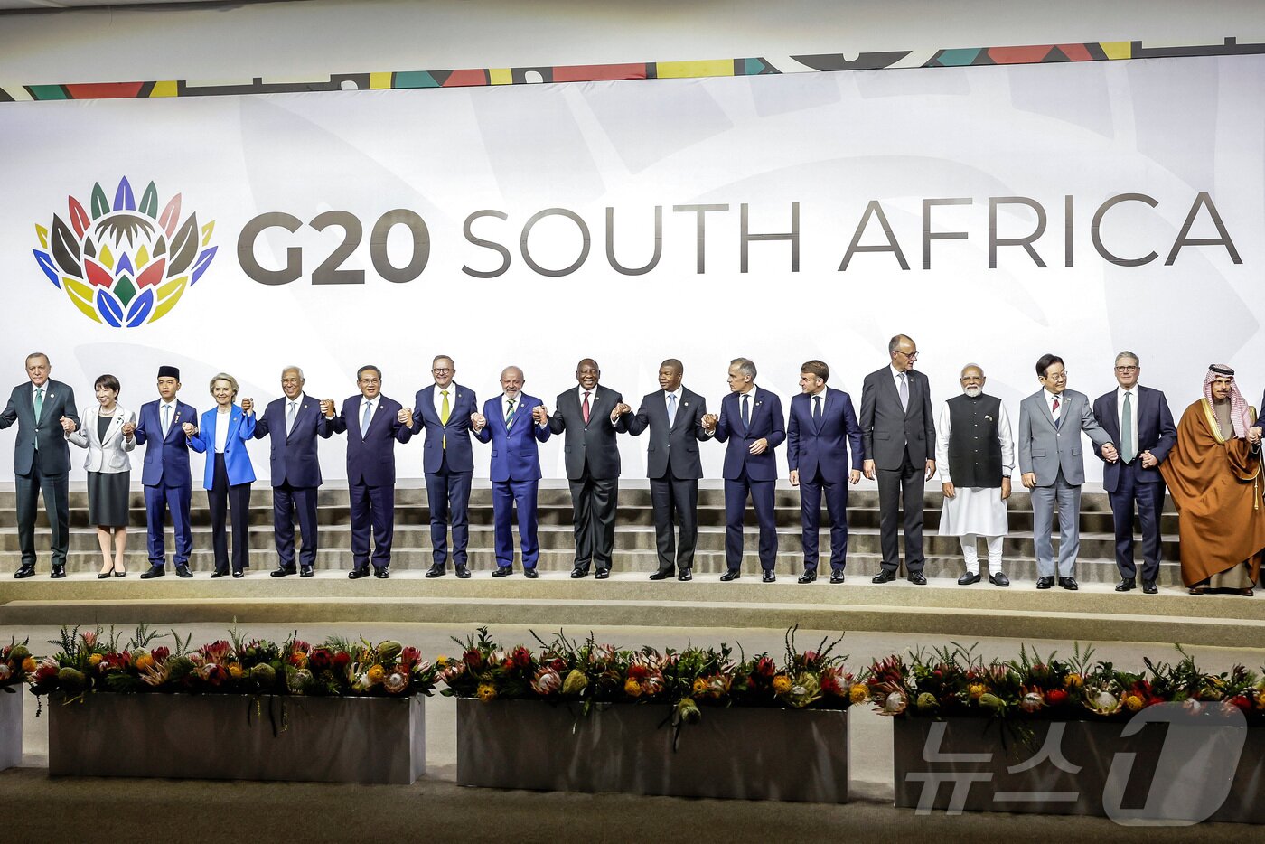 본문 이미지 - 남아공 G20 정상회의에서 단체 사진을 촬영하는 참가국 정상들. 2025.11.22 ⓒ 로이터=뉴스1 ⓒ News1 이지예 객원기자