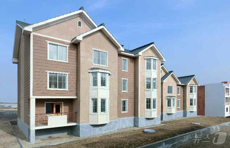 (평양 노동신문=뉴스1) = 북한 노동당 기관지 노동신문은 23일 평양시 형제산구역 형산남새농장에 지난해에 이어 또다시 현대적인 문화주택이 들어섰다고 보도했다. 살림집(주택) 입사 …