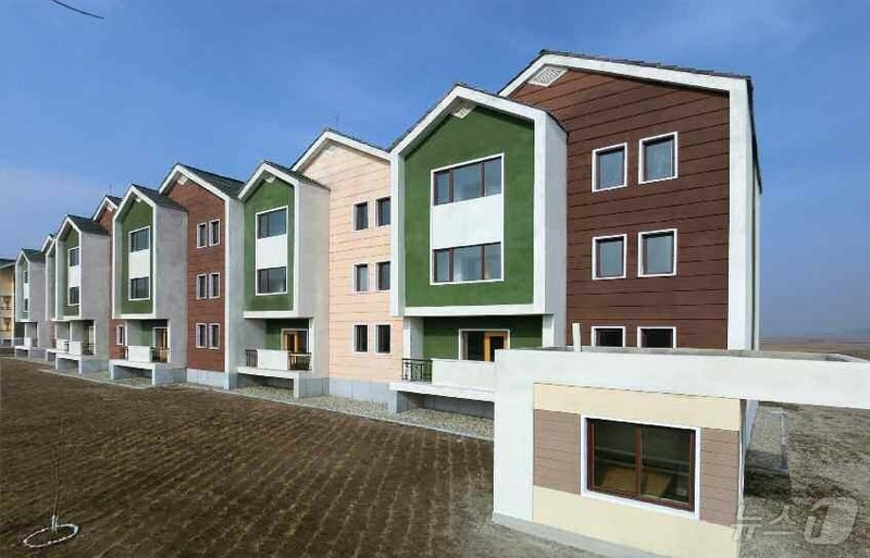 (평양 노동신문=뉴스1) = 북한 노동당 기관지 노동신문은 23일 평양시 형제산구역 형산남새농장에 지난해에 이어 또다시 현대적인 문화주택이 들어섰다고 보도했다. 살림집(주택) 입사 …