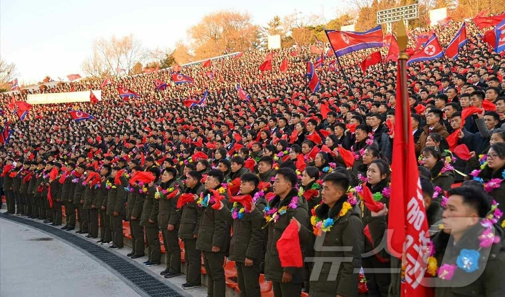 (평양 노동신문=뉴스1) = 북한 노동당 기관지 노동신문은 23일 수도의 90여명 청년들이 강동종합온실농장으로 탄원(자원) 진출했다고 보도했다. [국내에서만 사용가능. 재배포 금지 …