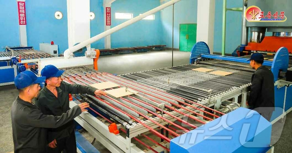 (평양 노동신문=뉴스1) = 북한 노동당 기관지 노동신문은 23일 경암타일공장의 간부들과 종업원들이 "수십 건의 가치있는 기술혁신안을 창안 도입함으로 인민경제 계획 수행은 물론 건 …