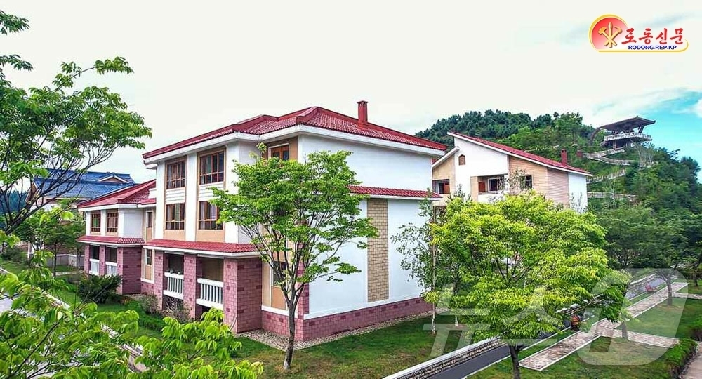 (평양 노동신문=뉴스1) = 북한 노동당 기관지 노동신문은 23일 "느티나무 심기는 문명한 사회주의 문화 농촌의 풍경이 더 잘 살아나게 하려는 당의 구상을 꽃피우기 위한 중요한 사 …