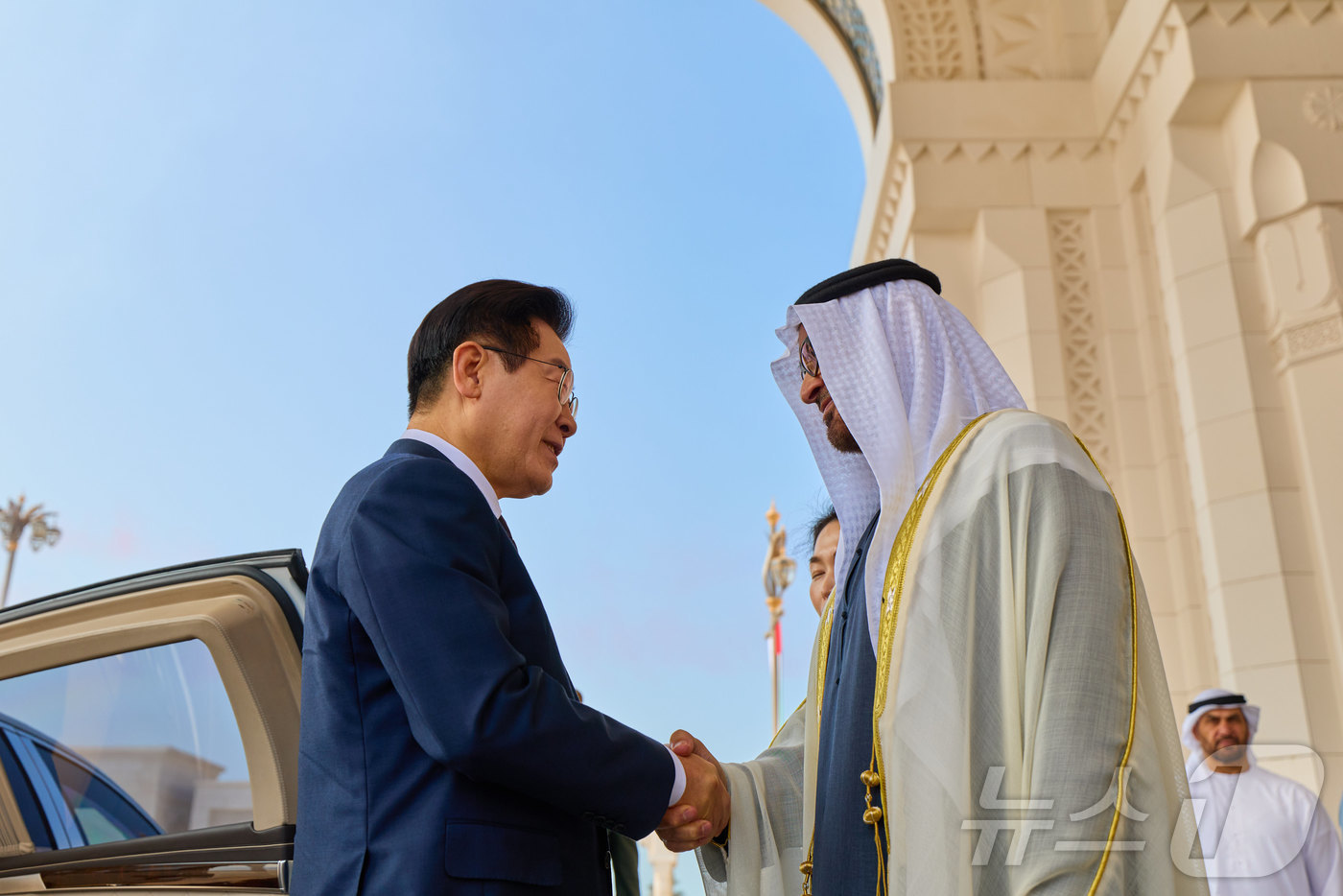 (서울=뉴스1) 이재명 기자 = 아랍에미리트(UAE)를 국빈 방문 중인 이재명 대통령이 18일(현지시간) 아부다비 카사르 알 와탄 대통령궁에서 열린 공식 환영식에서 무함마드 빈 자 …