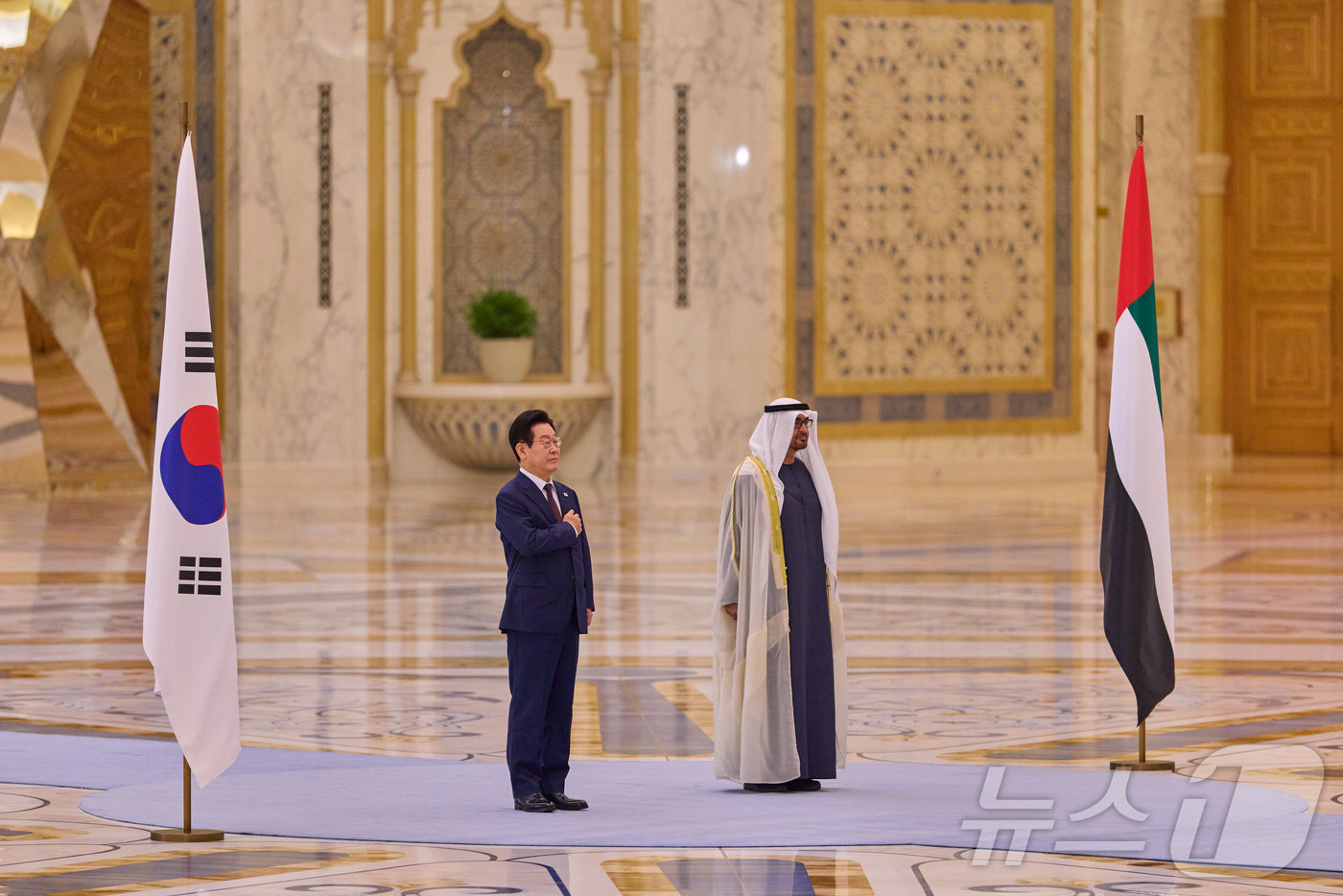 (서울=뉴스1) 이재명 기자 = 아랍에미리트(UAE)를 국빈 방문 중인 이재명 대통령이 18일(현지시간) 아부다비 카사르 알 와탄 대통령궁에서 열린 공식 환영식에서 국민의례를 하고 …
