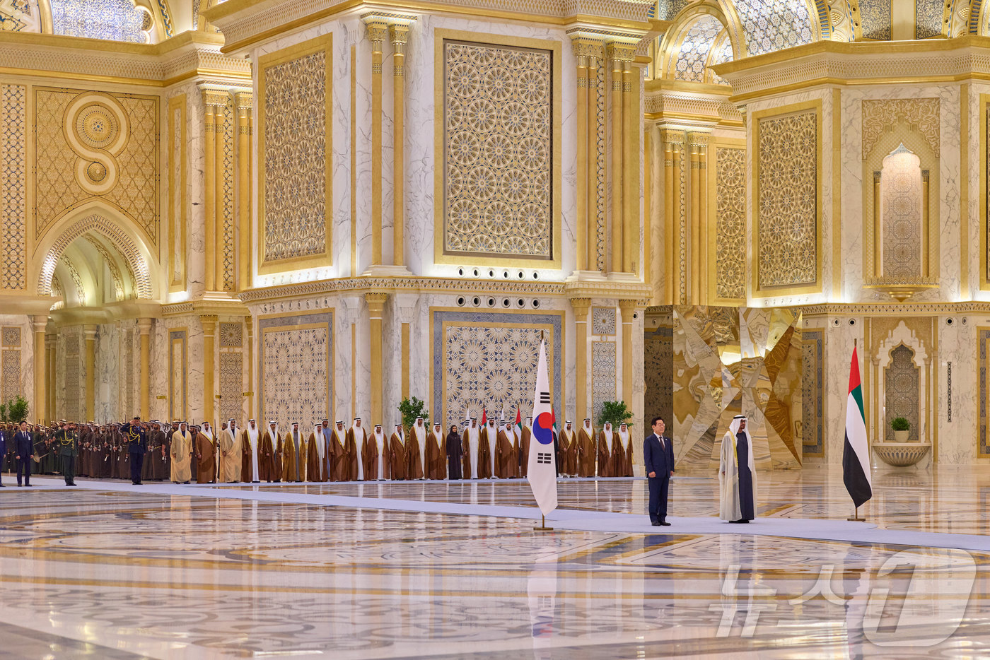 (서울=뉴스1) 이재명 기자 = 아랍에미리트(UAE)를 국빈 방문 중인 이재명 대통령이 18일(현지시간) 아부다비 카사르 알 와탄 대통령궁에서 열린 공식 환영식에 참석하고 있다. …