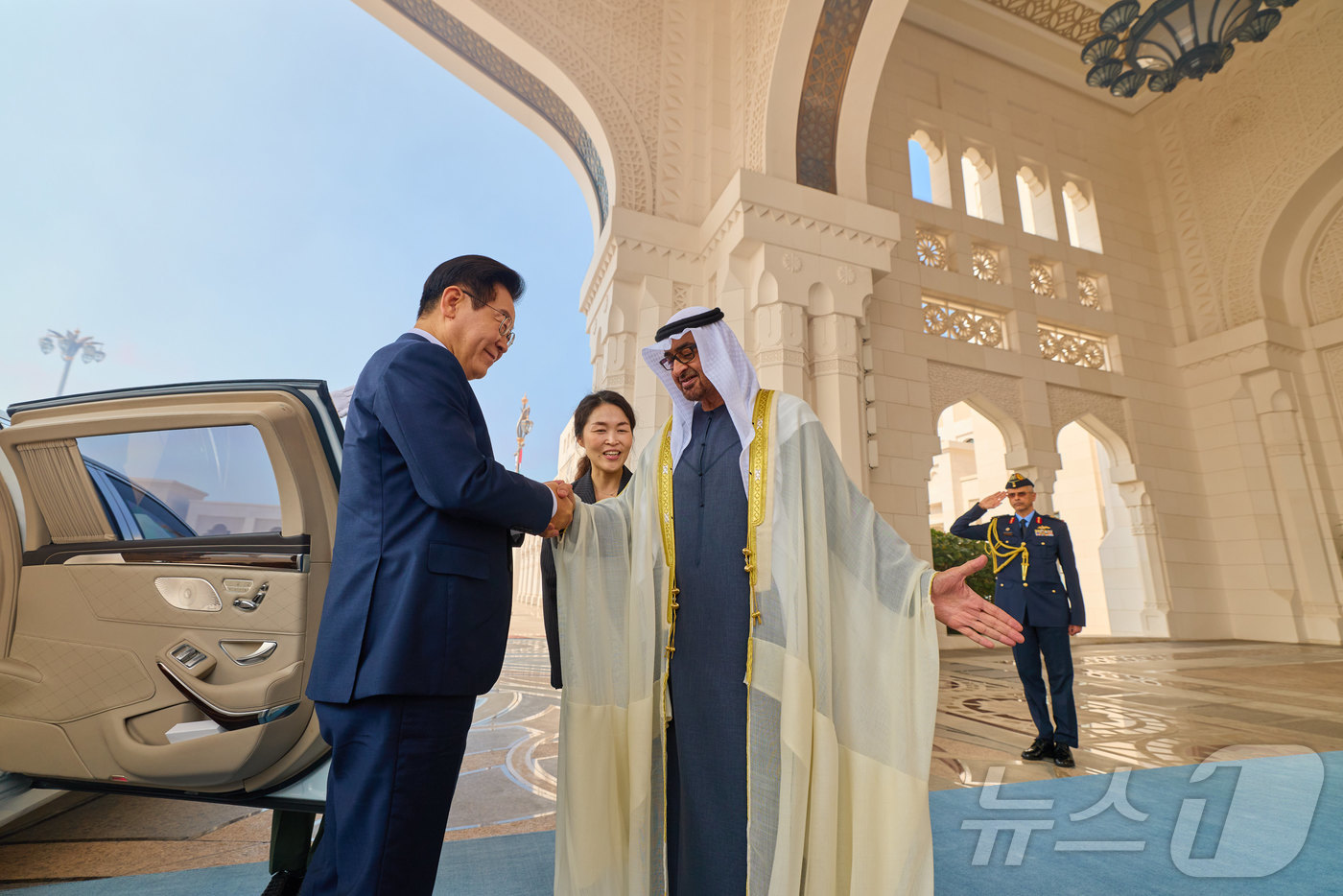 (서울=뉴스1) 이재명 기자 = 아랍에미리트(UAE)를 국빈 방문 중인 이재명 대통령이 18일(현지시간) 아부다비 카사르 알 와탄 대통령궁에서 열린 공식 환영식에서 무함마드 빈 자 …