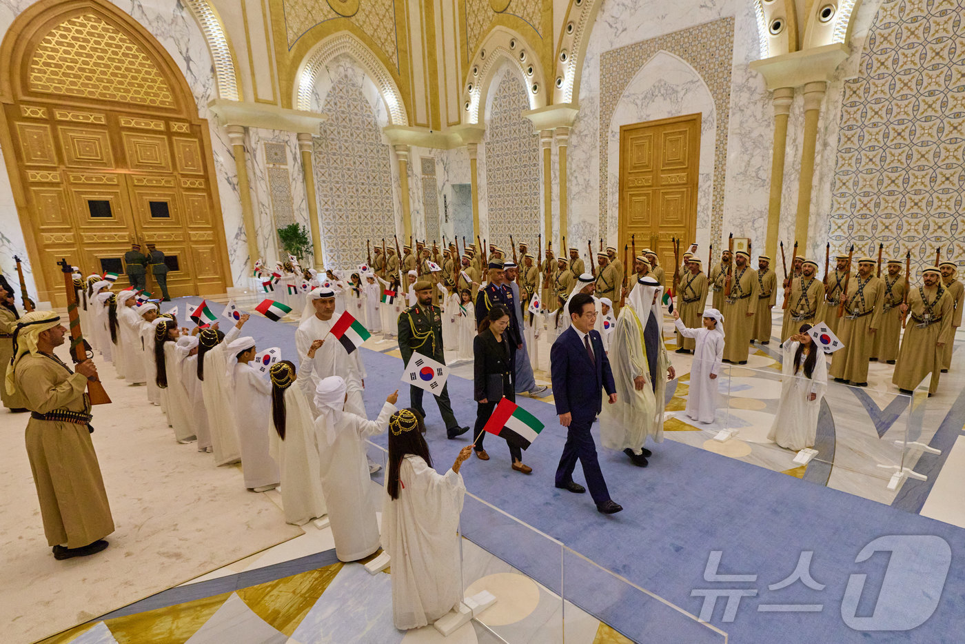 (서울=뉴스1) 이재명 기자 = 아랍에미리트(UAE)를 국빈 방문 중인 이재명 대통령이 18일(현지시간) 아부다비 카사르 알 와탄 대통령궁에서 열린 공식 환영식에 참석하고 있다. …