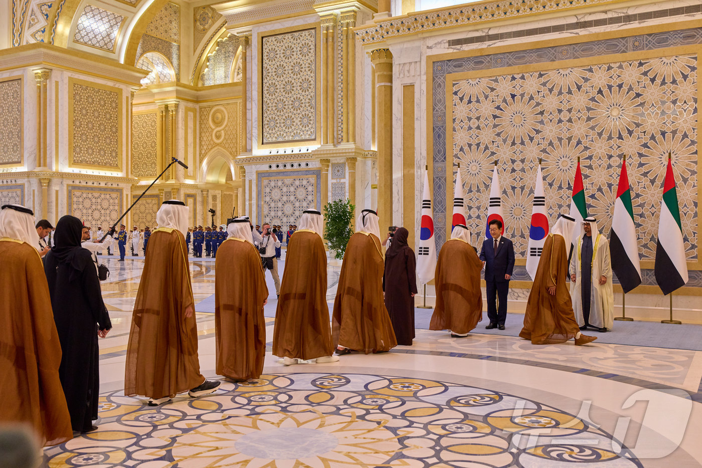 (서울=뉴스1) 이재명 기자 = 아랍에미리트(UAE)를 국빈 방문 중인 이재명 대통령이 18일(현지시간) 아부다비 카사르 알 와탄 대통령궁에서 열린 공식 환영식에서 인사를 나고 있 …