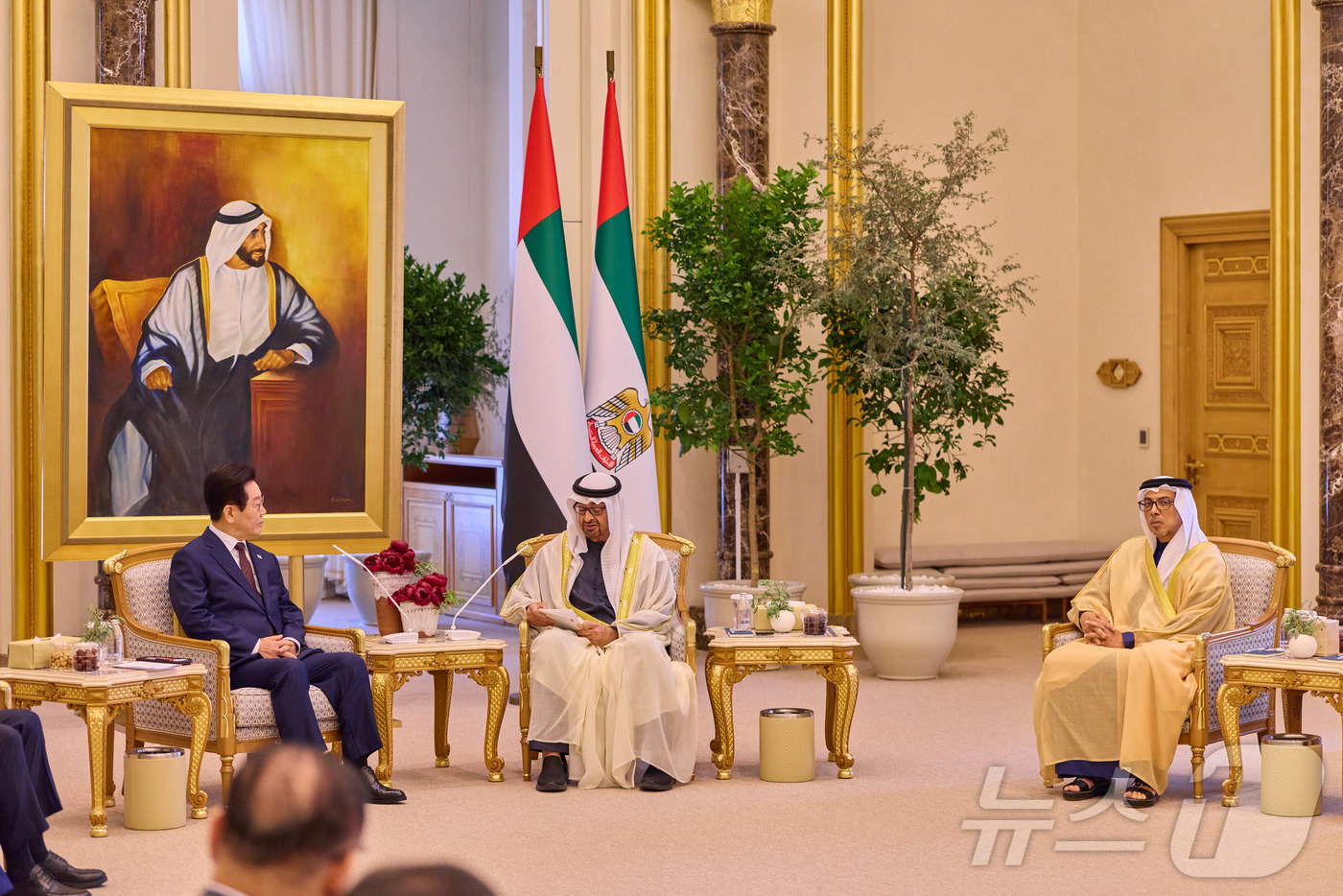 (서울=뉴스1) 이재명 기자 = 아랍에미리트(UAE)를 국빈 방문 중인 이재명 대통령이 18일(현지시간) 아부다비 카사르 알 와탄 대통령궁에서 열린 무함마드 빈 자이드 알 나흐얀 …