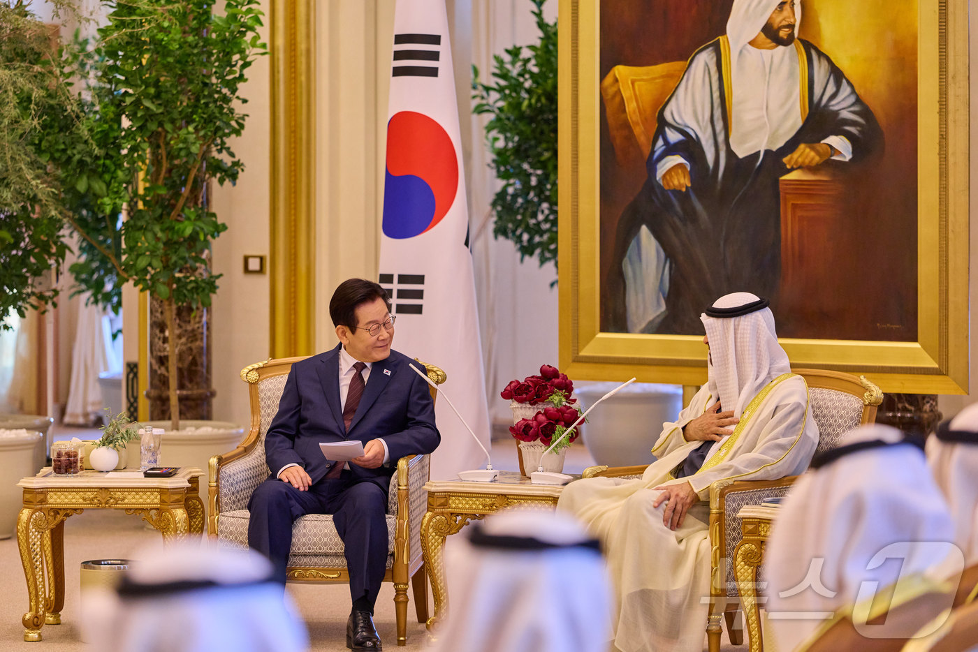 (서울=뉴스1) 이재명 기자 = 아랍에미리트(UAE)를 국빈 방문 중인 이재명 대통령이 18일(현지시간) 아부다비 카사르 알 와탄 대통령궁에서 열린 무함마드 빈 자이드 알 나흐얀 …