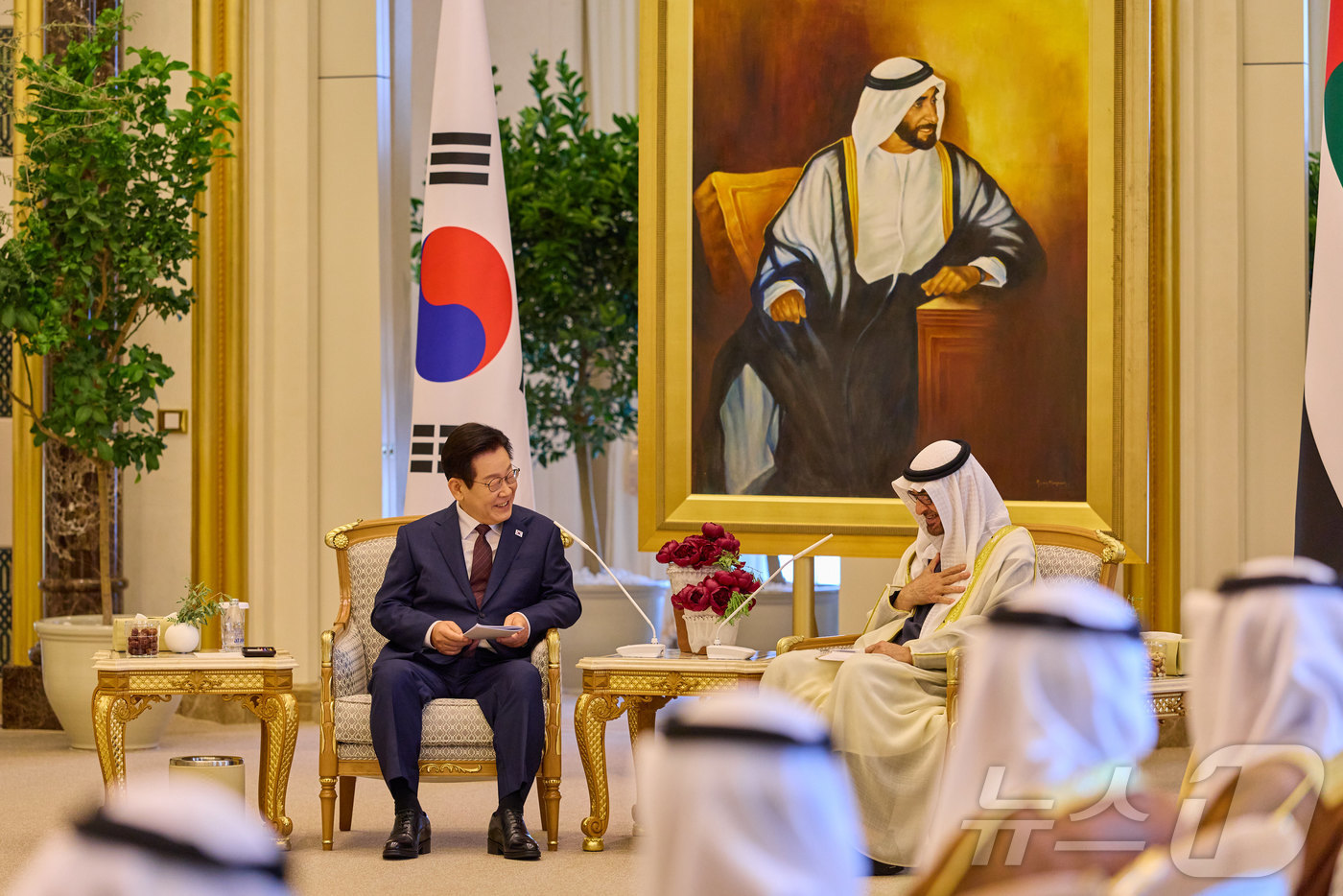 (서울=뉴스1) 이재명 기자 = 아랍에미리트(UAE)를 국빈 방문 중인 이재명 대통령이 18일(현지시간) 아부다비 카사르 알 와탄 대통령궁에서 열린 무함마드 빈 자이드 알 나흐얀 …