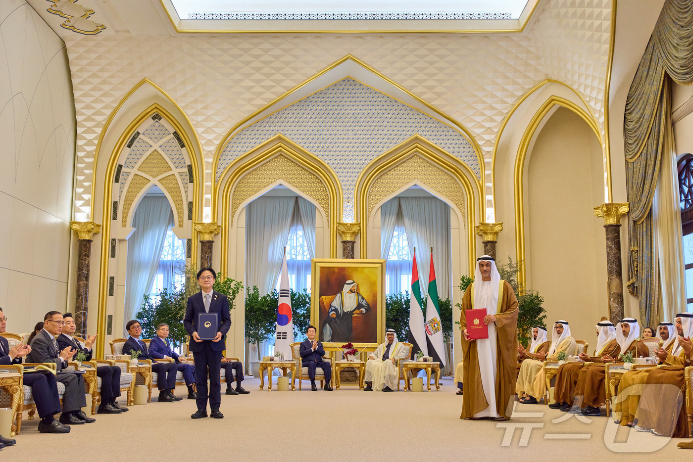 (서울=뉴스1) 이재명 기자 = 배경훈 부총리 겸 과학기술정보통신부 장관과 아랍에미리트(UAE) 칼둔 아부다비 행정청장이 18일(현지시간) 아부다비 대통령궁에서 이재명 대통령과 무 …