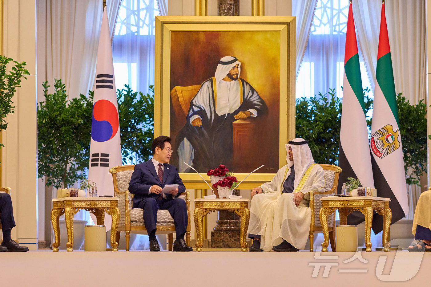 (서울=뉴스1) 이재명 기자 = 아랍에미리트(UAE)를 국빈 방문 중인 이재명 대통령이 18일(현지시간) 아부다비 카사르 알 와탄 대통령궁에서 열린 무함마드 빈 자이드 알 나흐얀 …
