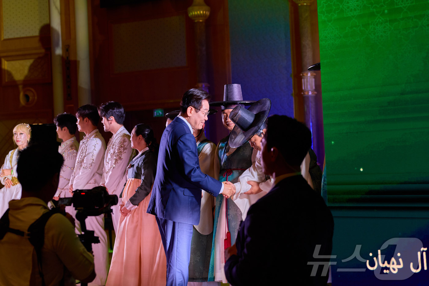 (서울=뉴스1) 이재명 기자 = 아랍에미리트(UAE)를 국빈 방문 중인 이재명 대통령이 18일(현지시간) 아부다비 대통령궁에서 열린 한·UAE 문화교류 행사에서 공연을 관람한 후 …