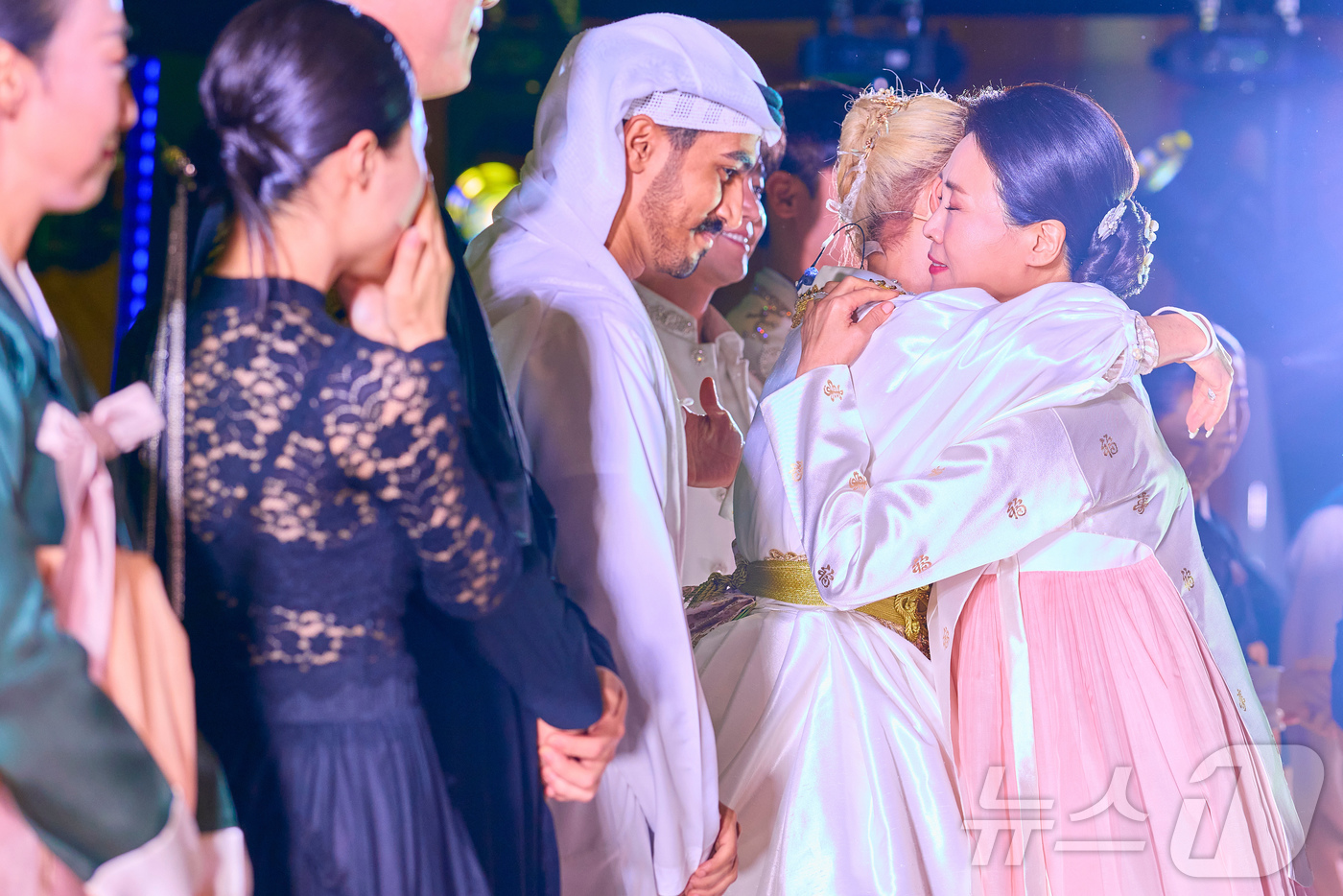 (서울=뉴스1) 이재명 기자 = 이재명 대통령과 함께 UAE를 국빈 방문 중인 김혜경 여사가 18일(현지시간) 아부다비 대통령궁에서 열린 한·UAE 문화교류 행사가 끝난 뒤 소프라 …