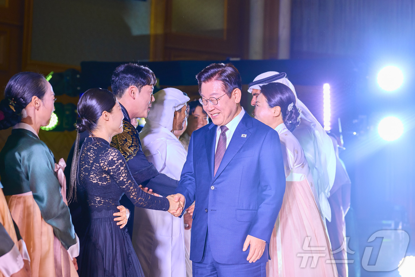 (서울=뉴스1) 이재명 기자 = 아랍에미리트(UAE)를 국빈 방문 중인 이재명 대통령이 18일(현지시간) 아부다비 대통령궁에서 열린 한·UAE 문화교류 행사에서 공연을 관람한 후 …