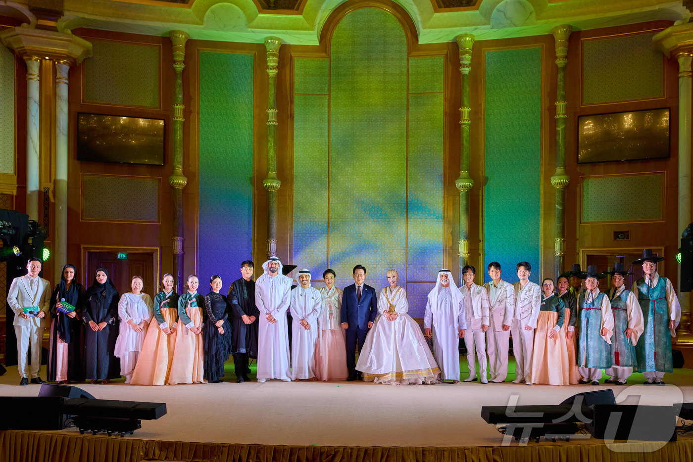 (서울=뉴스1) 이재명 기자 = 아랍에미리트(UAE)를 국빈 방문 중인 이재명 대통령과 김혜경 여사가 18일(현지시간) 아부다비 대통령궁에서 열린 한·UAE 문화교류 행사에서 공연 …