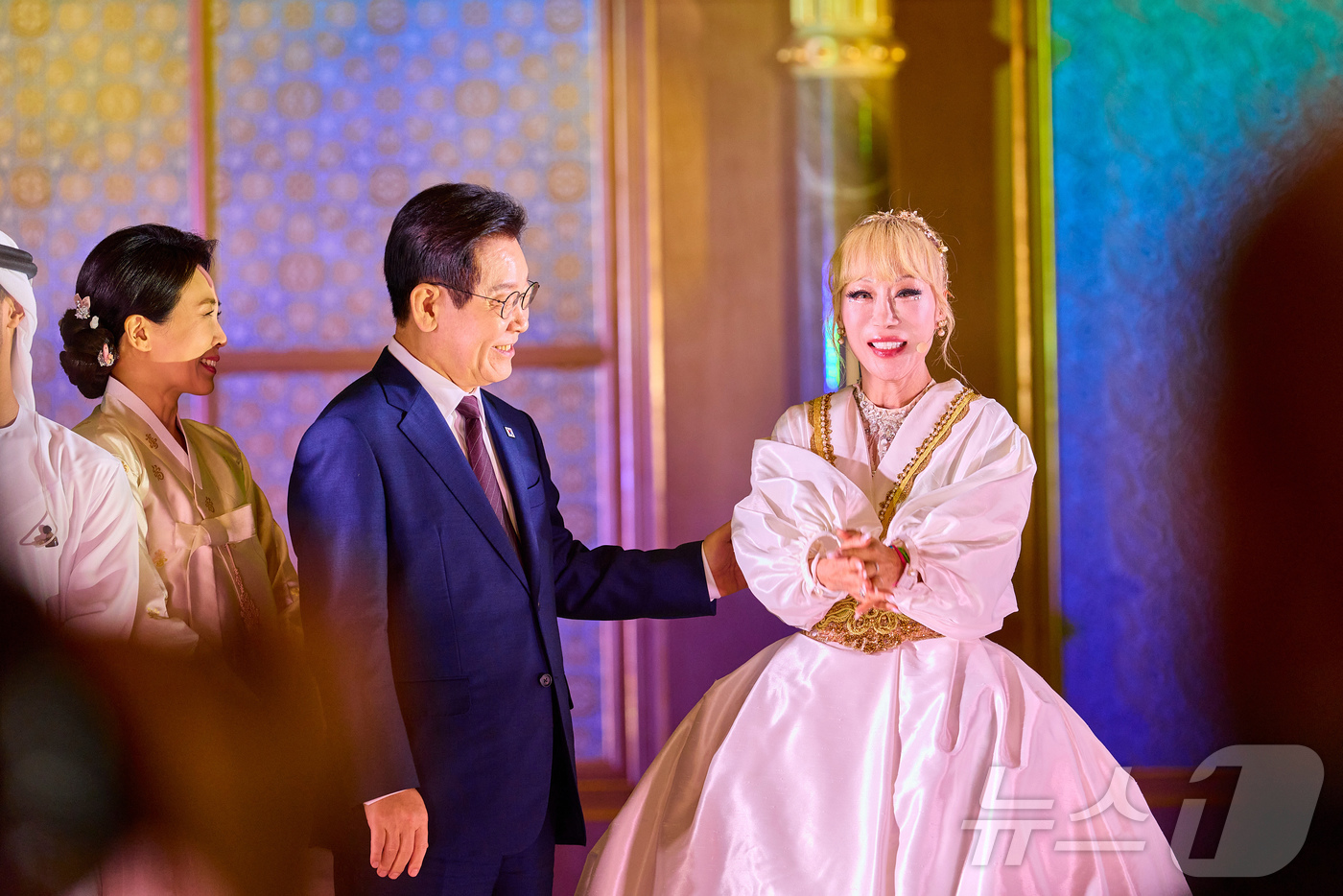 (서울=뉴스1) 이재명 기자 = 아랍에미리트(UAE)를 국빈 방문 중인 이재명 대통령이 18일(현지시간) 아부다비 대통령궁에서 열린 한·UAE 문화교류 행사에서 공연을 관람한 후 …