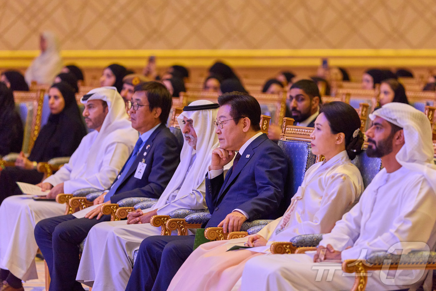 (서울=뉴스1) 이재명 기자 = 아랍에미리트(UAE)를 국빈 방문 중인 이재명 대통령이 18일(현지시간) 아부다비 대통령궁에서 열린 한·UAE 문화교류 행사에서 공연을 관람하고 있 …