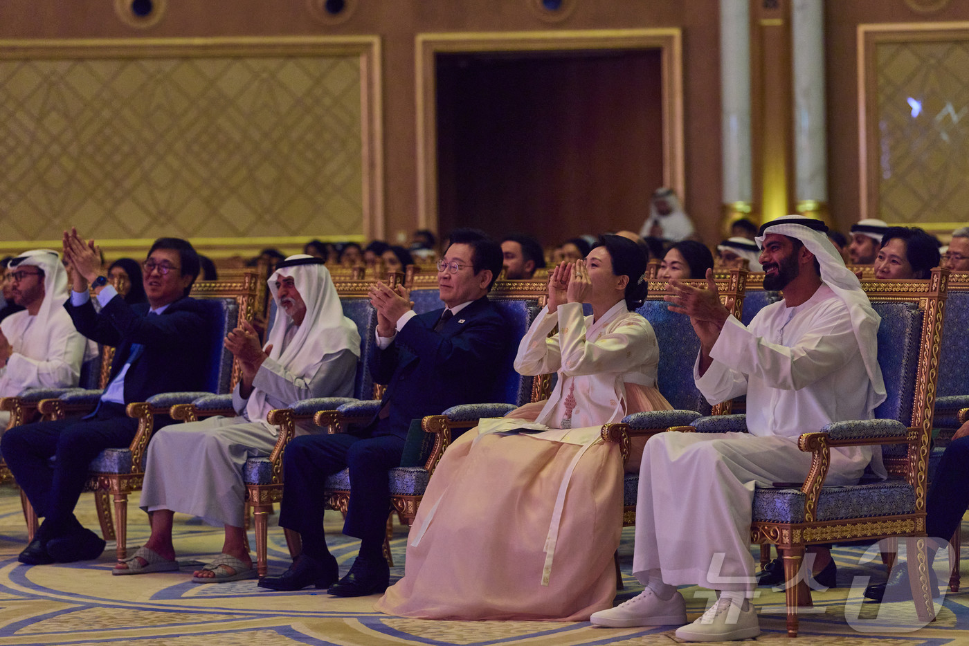 (서울=뉴스1) 이재명 기자 = 아랍에미리트(UAE)를 국빈 방문 중인 이재명 대통령과 김혜경 여사가 18일(현지시간) 아부다비 대통령궁에서 열린 한·UAE 문화교류 행사에서 공연 …