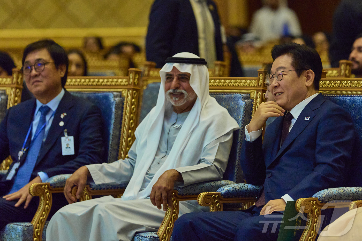 (서울=뉴스1) 이재명 기자 = 아랍에미리트(UAE)를 국빈 방문 중인 이재명 대통령이 18일(현지시간) 아부다비 대통령궁에서 열린 한·UAE 문화교류 행사에서 공연을 관람하고 있 …