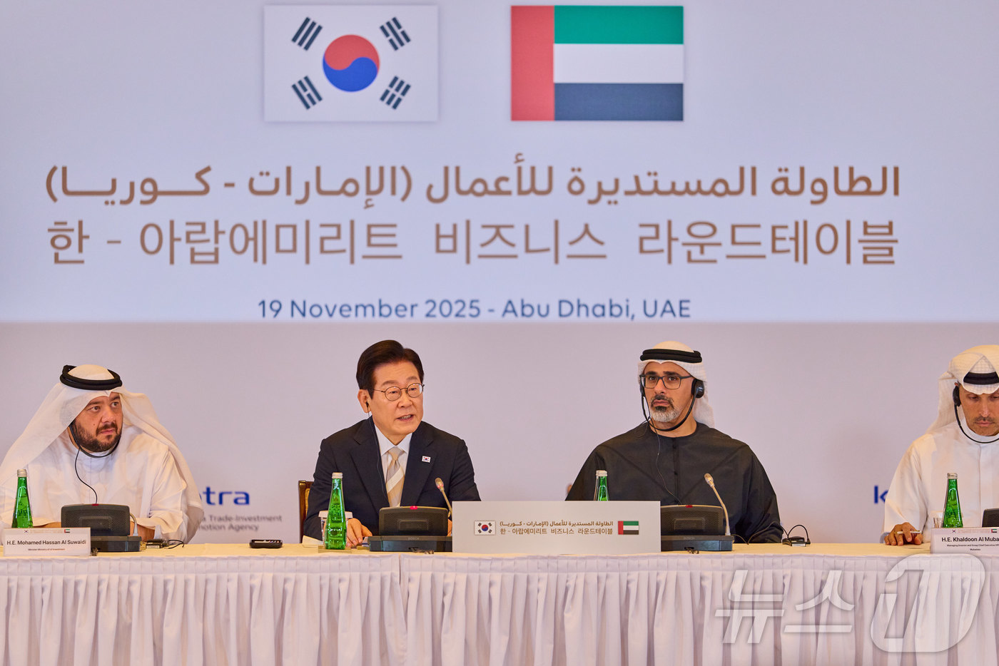 (서울=뉴스1) 이재명 기자 = 아랍에미리트(UAE)를 국빈 방문 중인 이재명 대통령이 19일(현지시간) 아부다비 한 호텔에서 열린 한-UAE 비즈니스 라운드테이블에서 발언하고 있 …