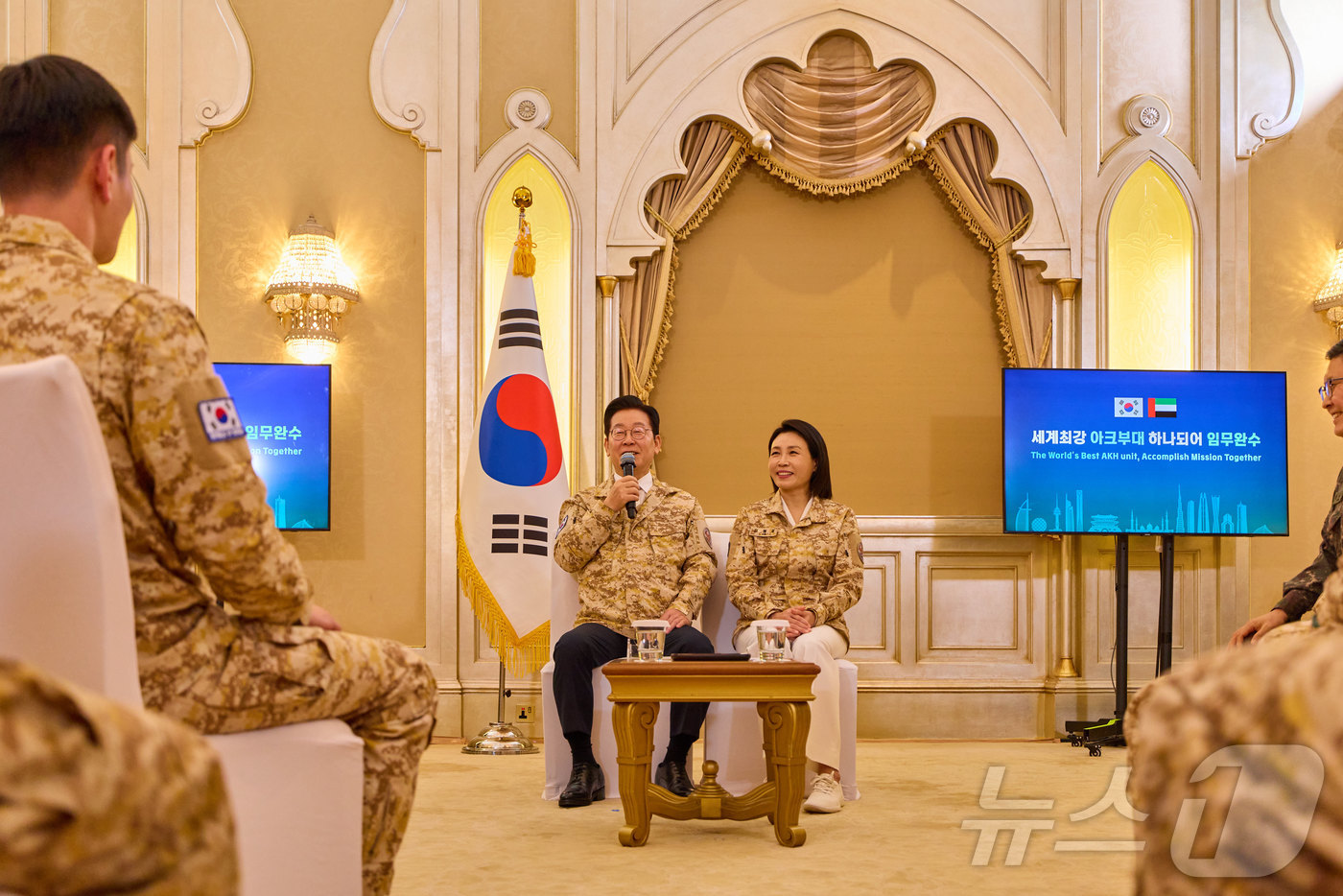 (서울=뉴스1) 이재명 기자 = 아랍에미리트(UAE)를 국빈 방문 중인 이재명 대통령이 19일(현지시간) 아부다비 한 호텔에서 열린 아크부대 장병 격려 행사에서 인사말을 하고 있다 …