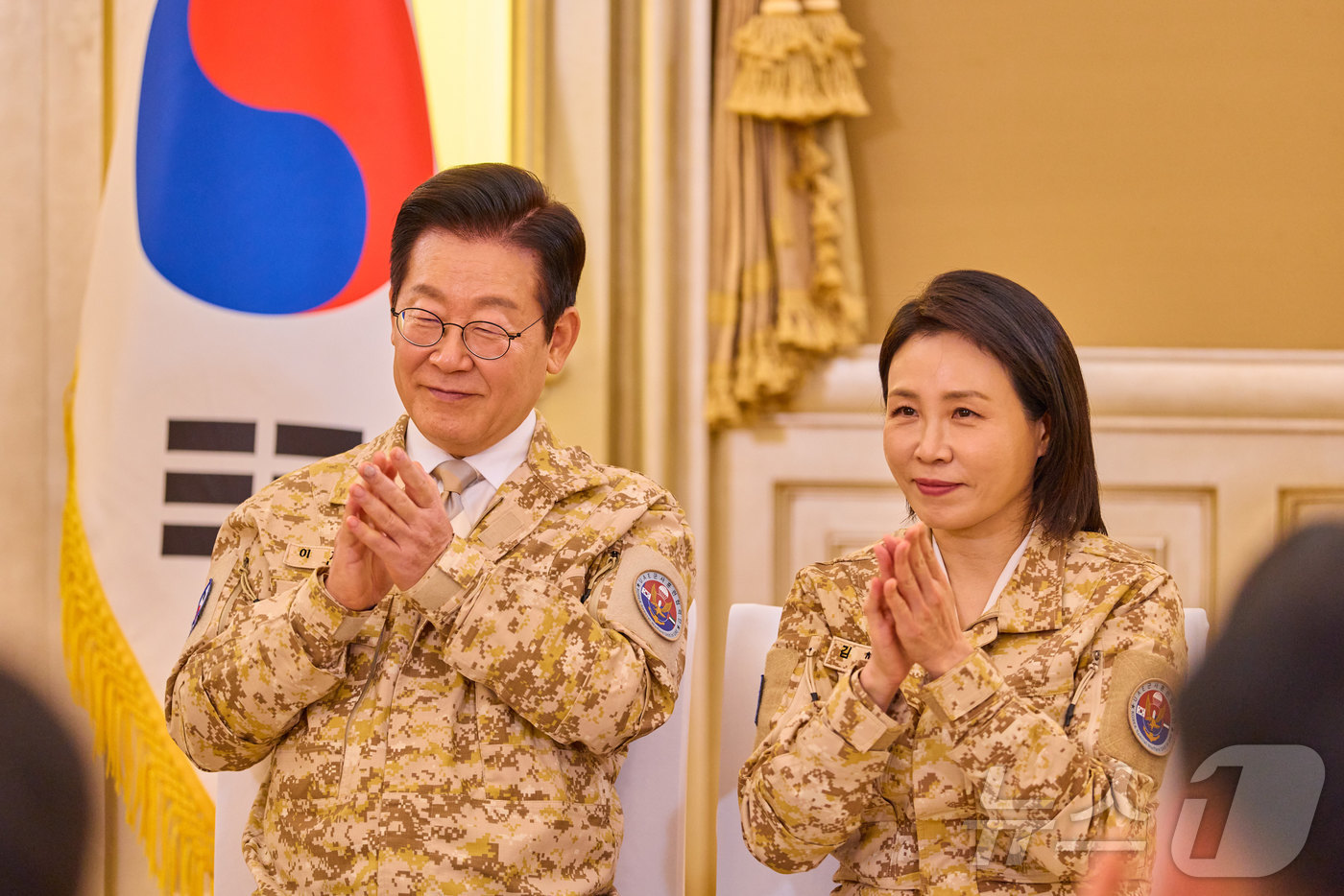 (서울=뉴스1) 이재명 기자 = 아랍에미리트(UAE)를 국빈 방문 중인 이재명 대통령과 김혜경 여사가 19일(현지시간) 아부다비 한 호텔에서 열린 아크부대 장병 격려 행사에서 박수 …