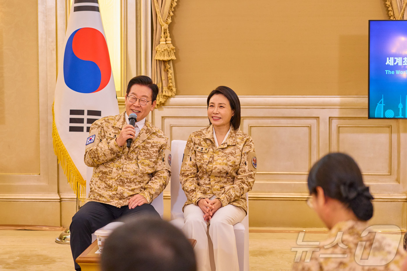 (서울=뉴스1) 이재명 기자 = 아랍에미리트(UAE)를 국빈 방문 중인 이재명 대통령이 19일(현지시간) 아부다비 한 호텔에서 열린 아크부대 장병 격려 행사에서 인사말을 하고 있다 …