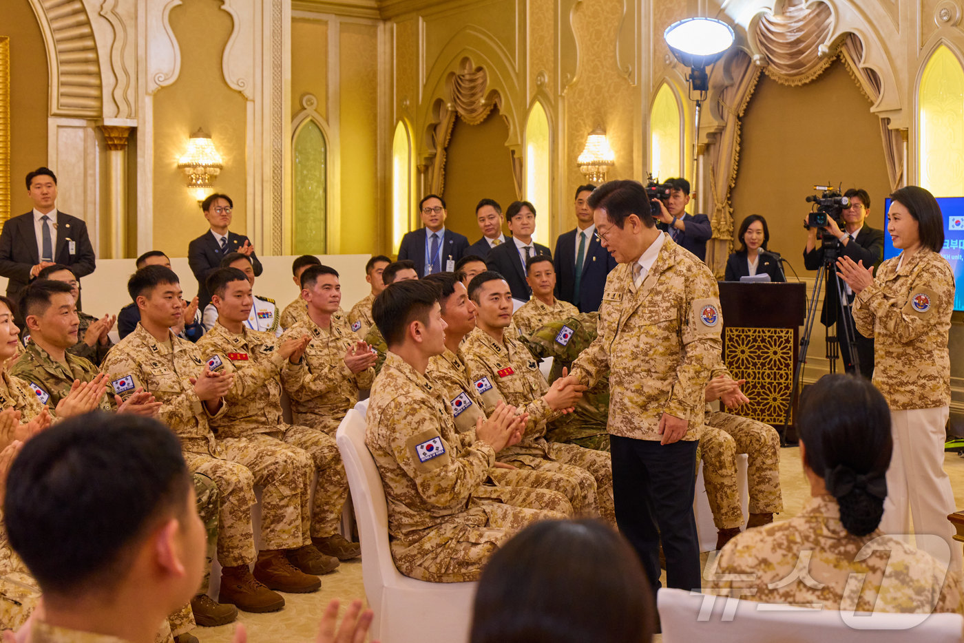 (서울=뉴스1) 이재명 기자 = 아랍에미리트(UAE)를 국빈 방문 중인 이재명 대통령이 19일(현지시간) 아부다비 한 호텔에서 열린 아크부대 장병 격려 행사에서 장병들과 인사를 나 …