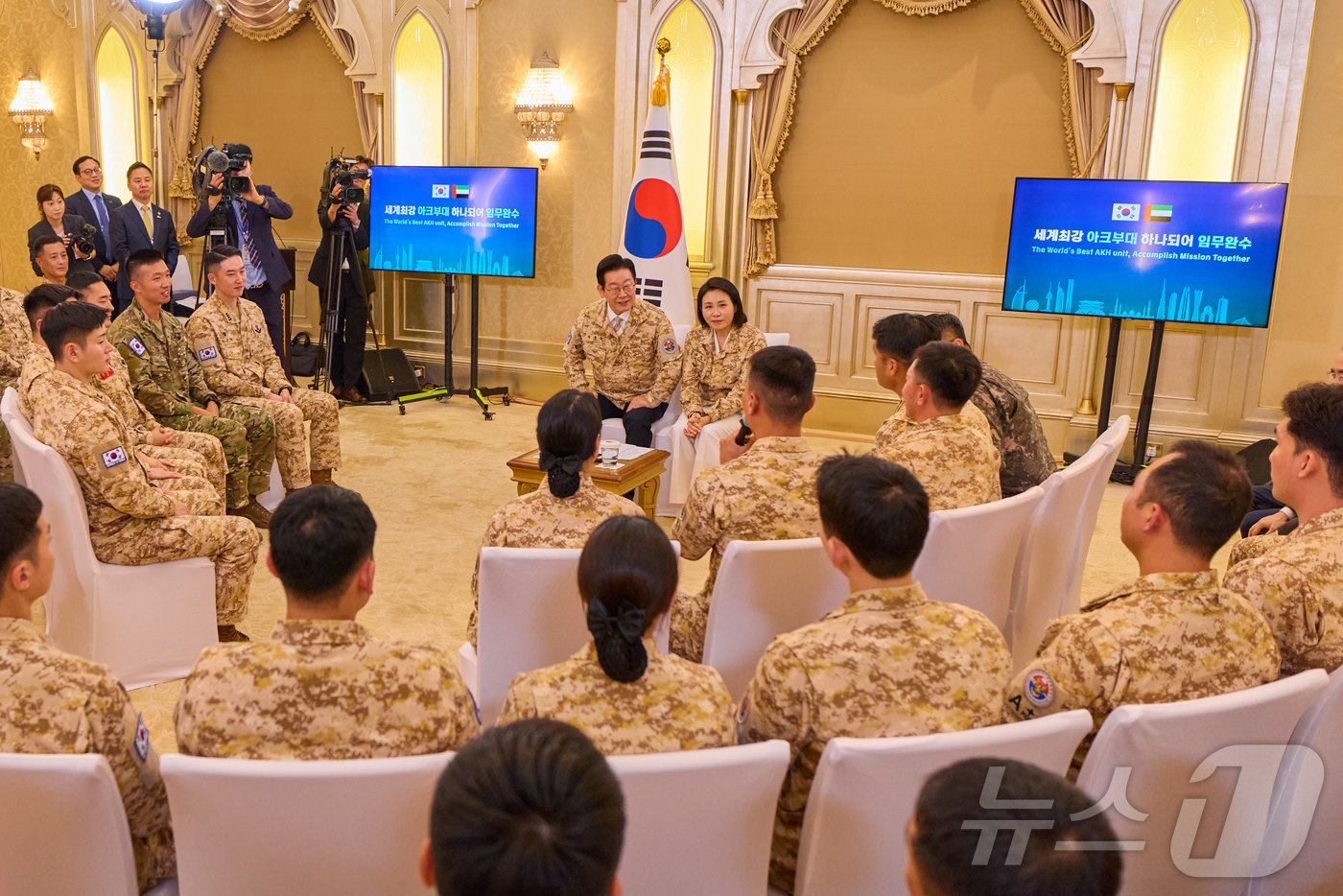 (서울=뉴스1) 이재명 기자 = 아랍에미리트(UAE)를 국빈 방문 중인 이재명 대통령이 19일(현지시간) 아부다비 한 호텔에서 열린 아크부대 장병 격려 행사에서 장병들의 발언을 듣 …