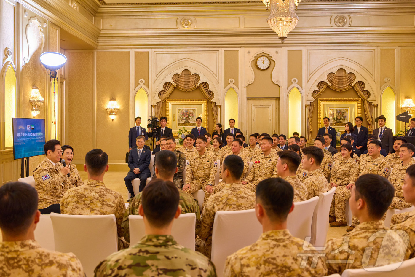 (서울=뉴스1) 이재명 기자 = 아랍에미리트(UAE)를 국빈 방문 중인 이재명 대통령이 19일(현지시간) 아부다비 한 호텔에서 열린 아크부대 장병 격려 행사에서 인사말을 하고 있다 …