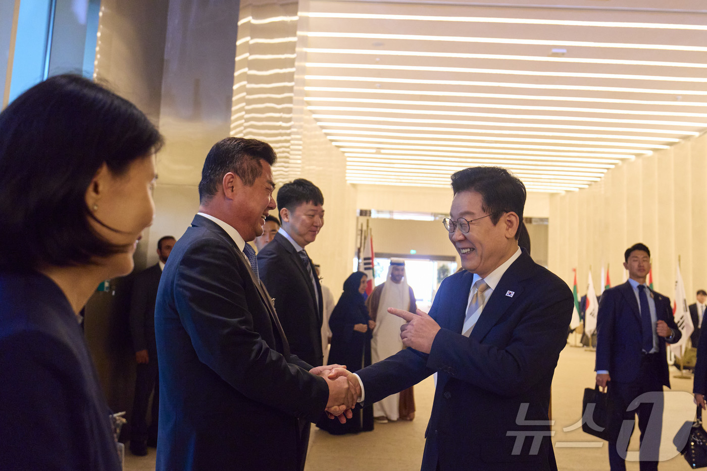 (서울=뉴스1) 이재명 기자 = 아랍에미리트(UAE) 국빈 방문 일정을 마친 이재명 대통령이 19일(현지시간) 아부다비 왕립공항에서 이집트 카이로로 출발하기 전 환송인사과 인사를 …