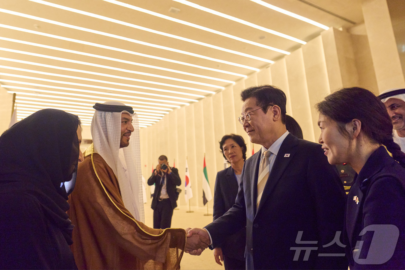 (서울=뉴스1) 이재명 기자 = 아랍에미리트(UAE) 국빈 방문 일정을 마친 이재명 대통령이 19일(현지시간) 아부다비 왕립공항에서 이집트 카이로로 출발하기 전 환송인사과 인사를 …