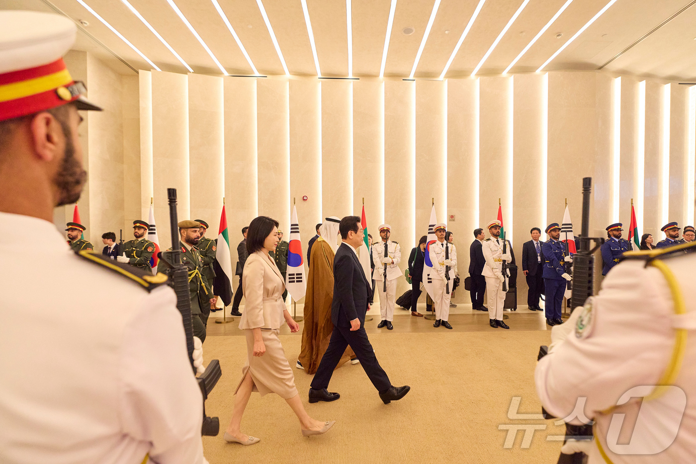 (서울=뉴스1) 이재명 기자 = 아랍에미리트(UAE) 국빈 방문 일정을 마친 이재명 대통령과 김혜경 여사가 19일(현지시간) 아부다비 왕립공항에서 이집트 카이로로 출발하기 위해 공 …