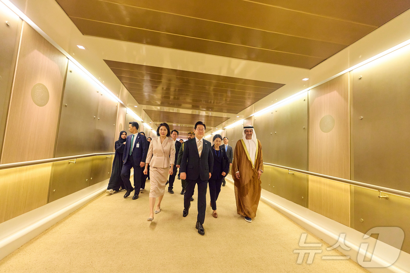 (서울=뉴스1) 이재명 기자 = 아랍에미리트(UAE) 국빈 방문 일정을 마친 이재명 대통령과 김혜경 여사가 19일(현지시간) 아부다비 왕립공항에서 이집트 카이로로 출발하기 위해 공 …