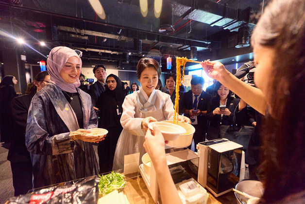 김여사 "李대통령 최애는 백김치"…주한 외국대사 배우자들과 김장